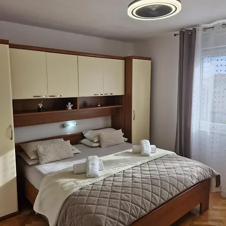 Kike, Near & Old Town Apartament *