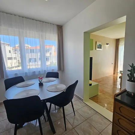 Kike, Near & Old Town Apartment