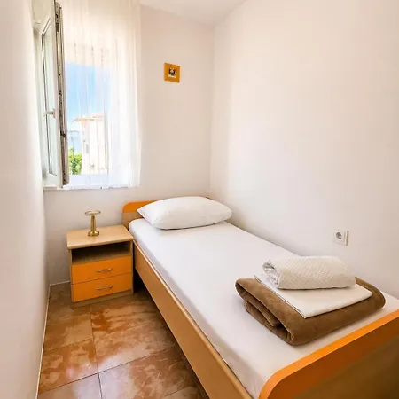 Kike, Near & Old Town Apartment